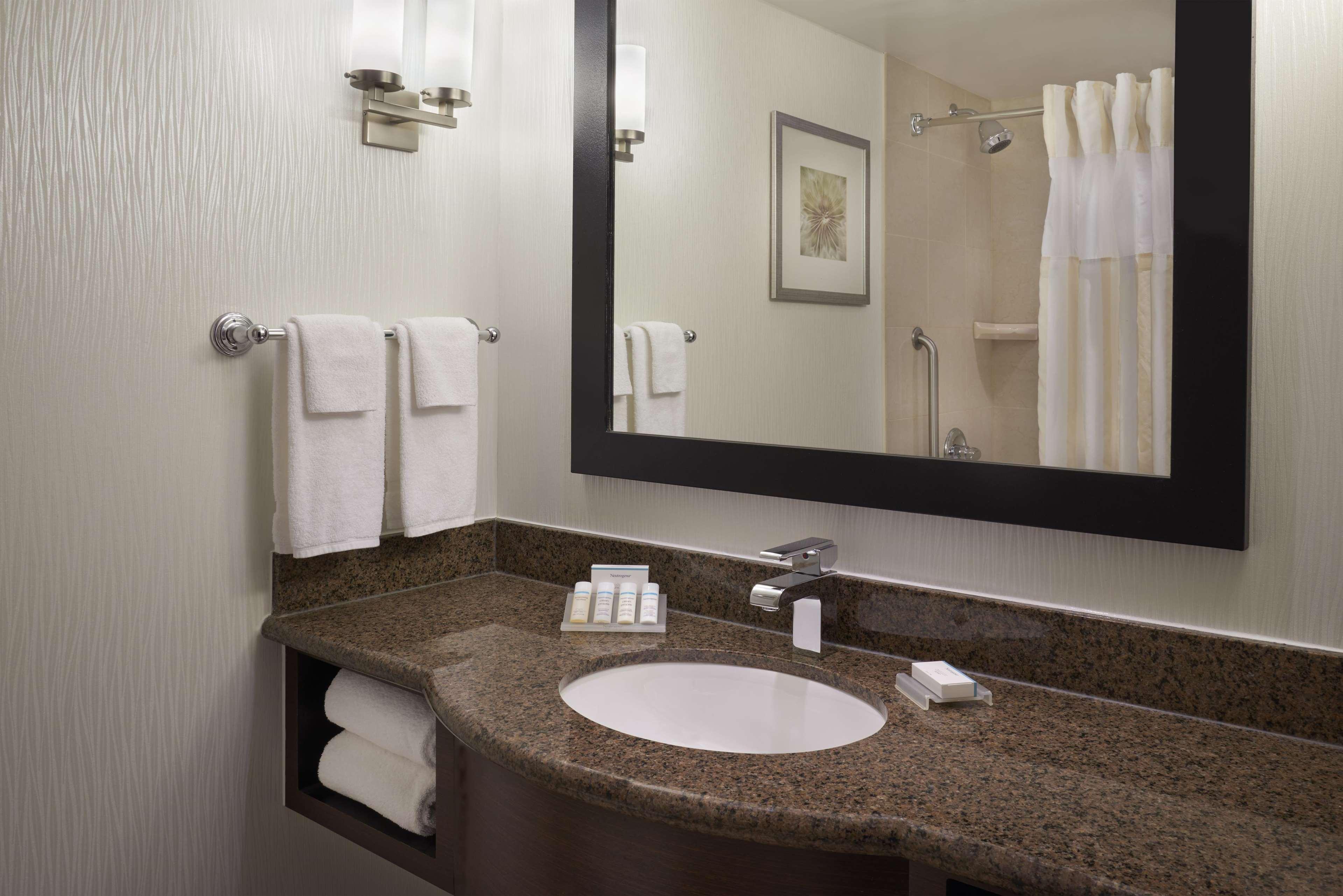 Hilton Garden Inn Toronto Airport West/Миссиссага Экстерьер фото
